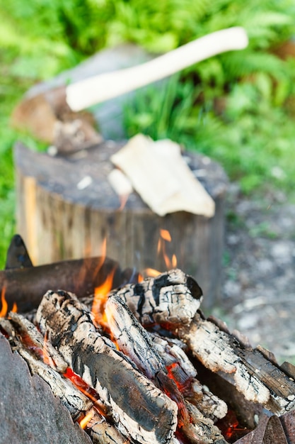 Brennholz brennt in rostigem Kohlenbecken aus nächster Nähe