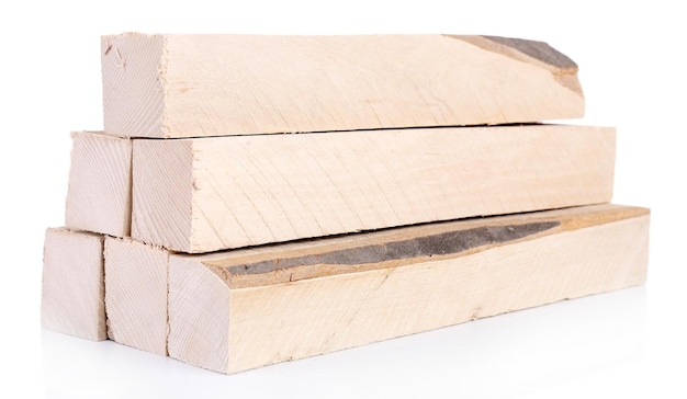 Brennholz der hohen Qualität getrennt auf Weiß