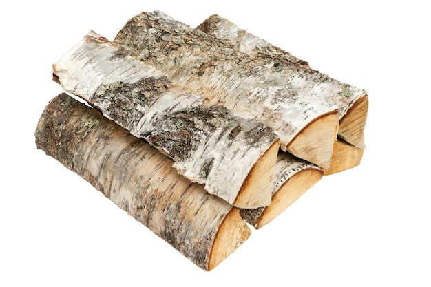 Brennholz. Haufen Brennholz auf einem weißen Hintergrund. Protokolle von Birkenfeuerholz-Clipping-Pfad.