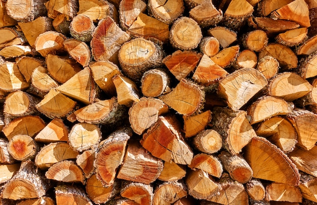 Brennholz - Stapel Holzscheite, strukturierter Holzhintergrund