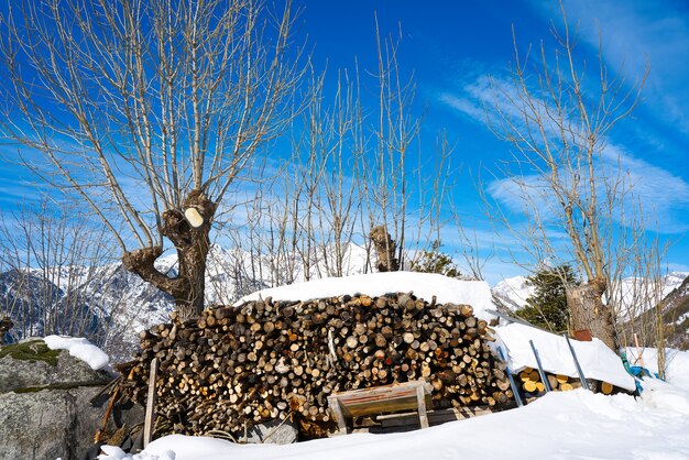 Brennholz unter Schnee in Pyrenäen Spanien gestapelt