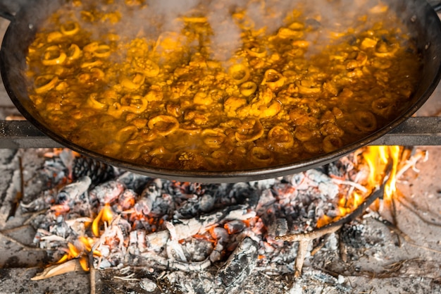 Brennholzglut der valencianischen Paella mit Glut und Gemüse