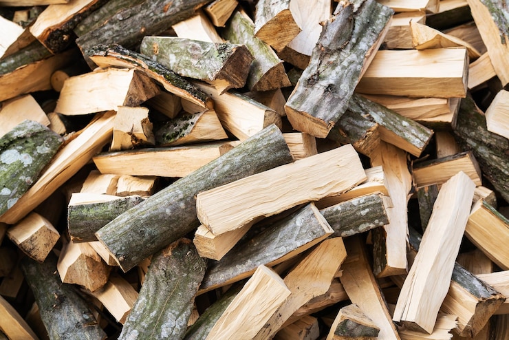 Foto brennholzvorräte für die heizung der häuser bäume wurden gefällt und für feuerholz gehackt