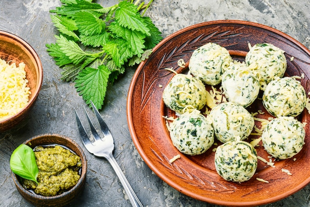 Brennnessel-Quark-Knödel