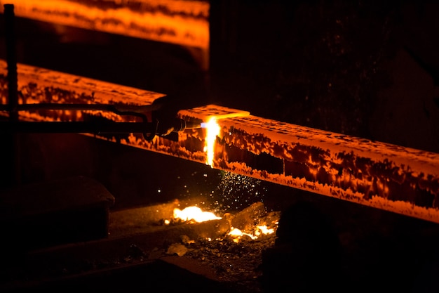 Brennschneiden des Roheisens im Stahlwerk in Demra Dhaka, Bangladesch