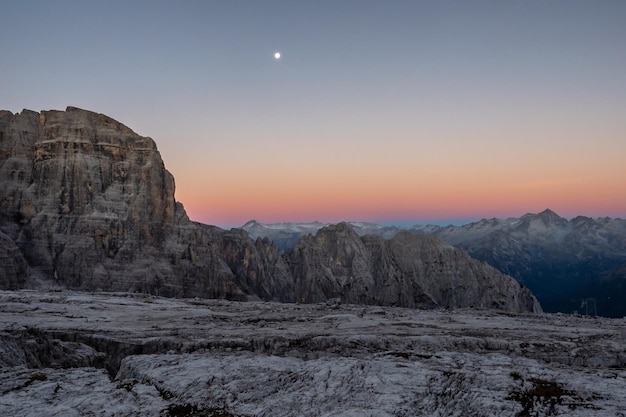 Brenta Dolomitas en la luz del amanecer Italia Europa