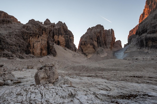 Foto brenta dolomitas en la luz del amanecer italia europa