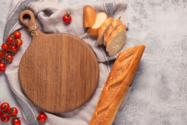 Brett, Brot und Tomaten für Sandwiches