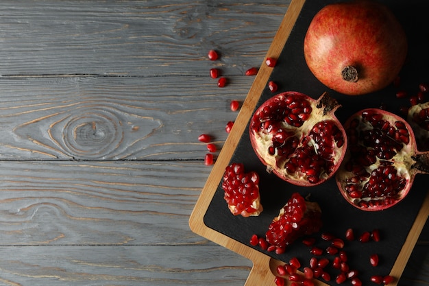 Foto brett mit granatapfel auf holz, draufsicht