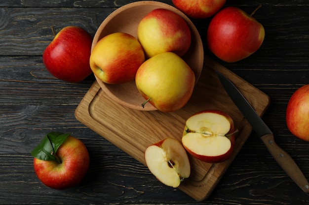 Brett mit leckeren roten Äpfeln auf Holztisch