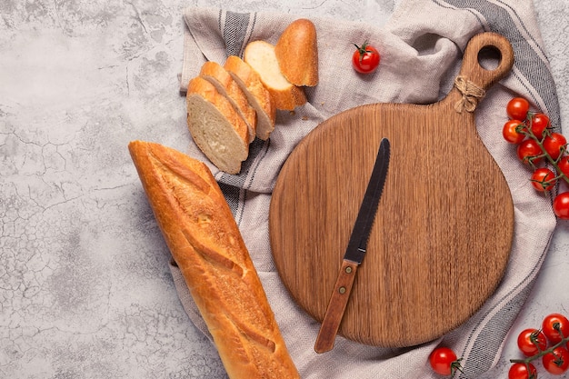 Brettbrot und Tomaten für die Herstellung von Sandwiches