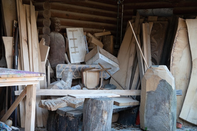 Foto bretter und holz in einer schreinerei draußen. holzrohlinge an der diy-werkbank. hobbyhandwerk.