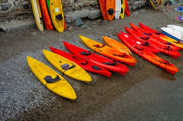 Bretter zum Schwimmen an der Küste.