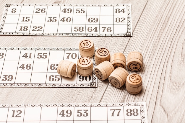 Brettspiel Lotto auf weißem Schreibtisch