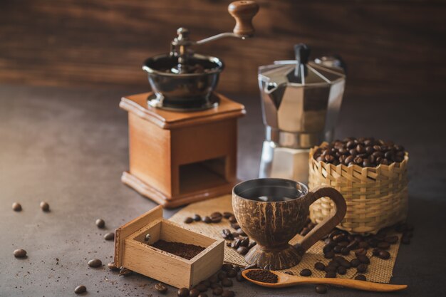 Brew café preto em copo de coco e iluminação da manhã.