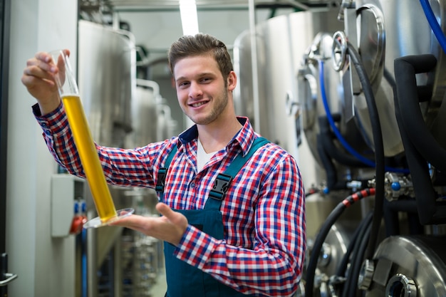 Brewer segurando o cilindro hidrômetro