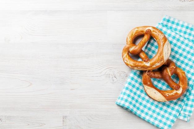 Brezel-Bier-Snacks auf Holztisch