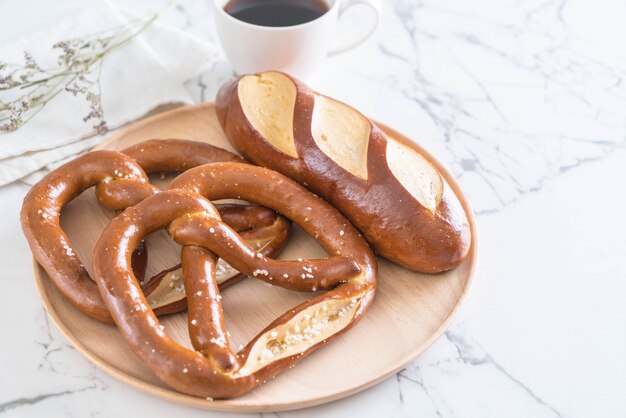 Brezel und einfaches Lauganbrot