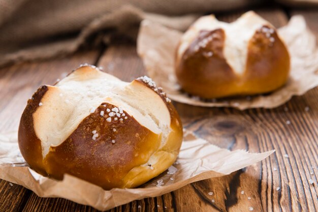 Brezelbrötchen mit Salz