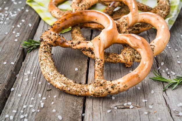 Brezeln auf hölzernem Brett auf rustikalem Hintergrund