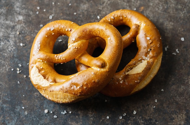 Brezeln auf rustikalem Tisch Bayerisches traditionelles deutsches Essen