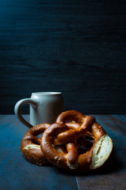 Brezeln und Glas Oktoberfest Dark Food Style