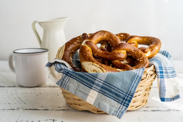 Brezels o pretzels en panera con servilleta