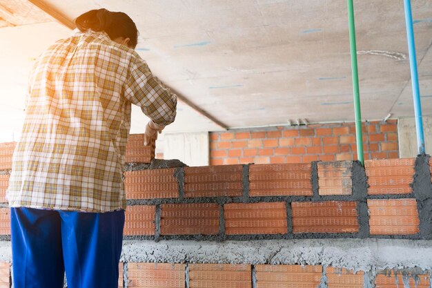 Foto brickman está trabajando en el área de construcción.