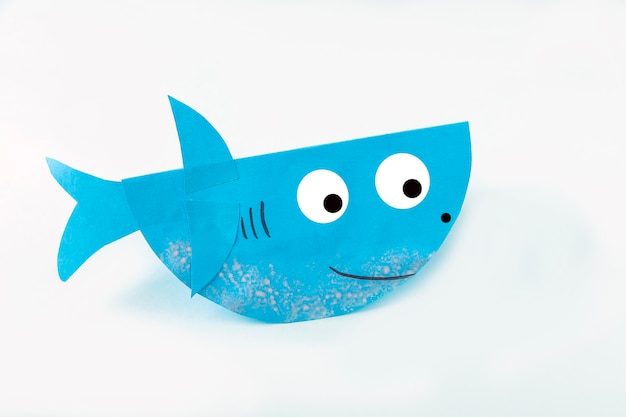 Bricolaje y creatividad infantil. Haciendo tiburones de papel. Taller de Artesanía Infantil.