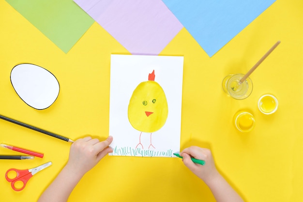 Bricolaje y creatividad infantil. Instrucciones paso a paso Crea una tarjeta de Pascua con pollo. dibuja pollo de pasto con un rotulador verde.