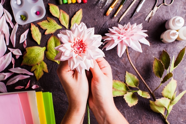 Foto bricolaje hecho a mano haciendo flores realistas de espuma