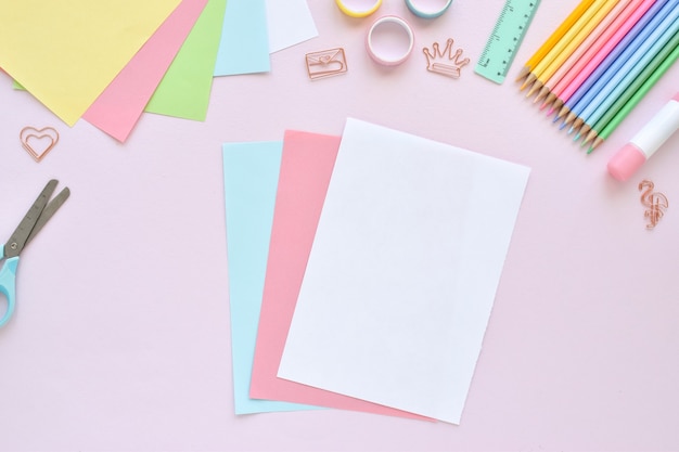 Bricolaje. Helado de papel con niños en casa.