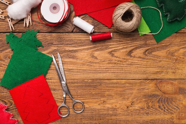 Bricolaje, lugar de trabajo artesanal. Hacer decoración de árboles de Navidad o juguetes presentes, vista superior, espacio de copia