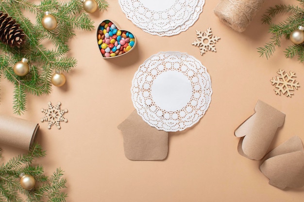 Foto bricolaje navideño con sus propias manos instrucciones paso a paso para hacer un calendario de adviento con papel kraft con servilletas caladas