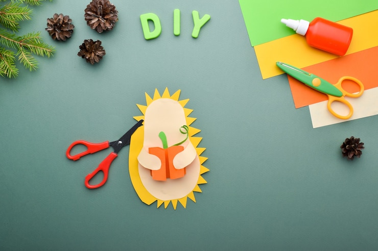 Foto bricolaje con niños erizo con calabaza. una tarjeta de felicitación para halloween. instrucciones detalladas paso a paso. paso 5. corta las agujas del erizo.