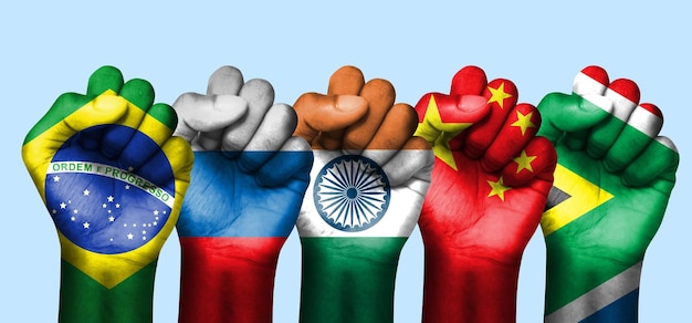 BRICS cinco manos con las banderas de los países se unen para formar un grupo económico