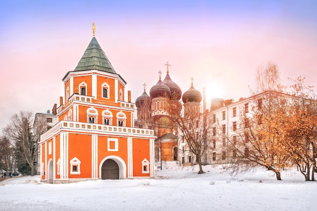 Bridge Tower und Pokrovsky Cathedral Izmailovsky Park im Winter Bauman Stadt Moskau