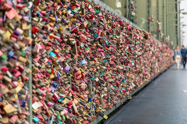 Bridge View, onde as pessoas expressam seus cadeados de amor pendurados nas cercas de proteção