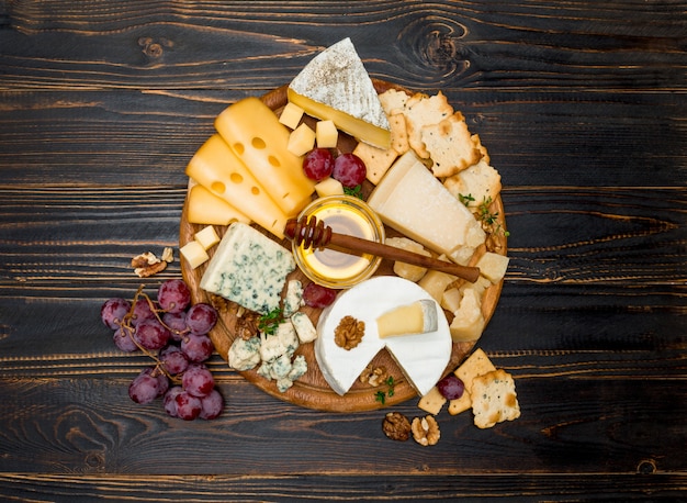 Brie, Camembert, Roquefort und Cheddar auf Holzbrett