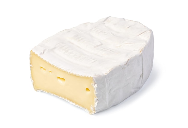 Brie de queijo em um fundo branco