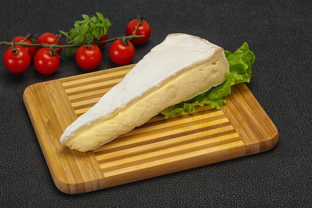 Brie-Käse-Dreieck serviert Salat