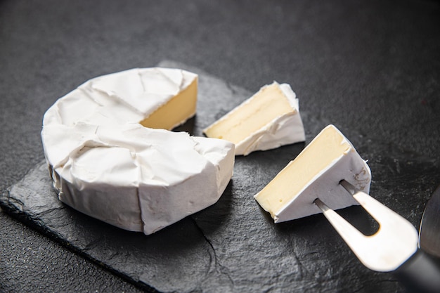 Brie-Käse Edelschimmelkäse gesunde Mahlzeit Essen Snack auf dem Tisch kopieren Raum Essen Hintergrund