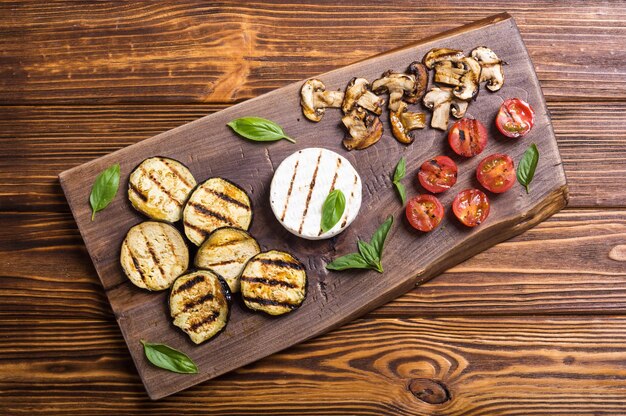 Brie o camembert a la plancha con champiñones, berenjenas y tomates