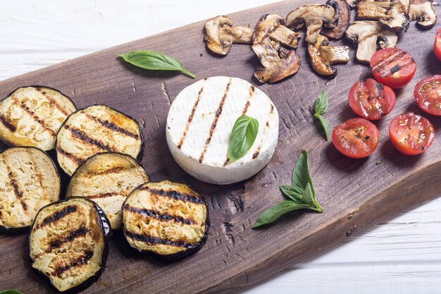 Brie o camembert a la plancha con champiñones, berenjenas y tomates