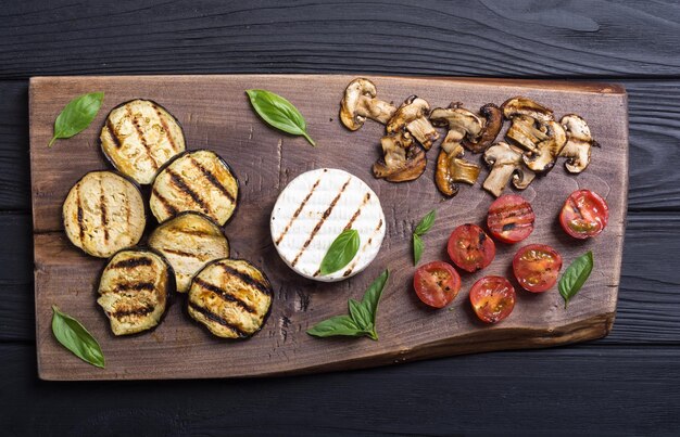 Brie o camembert a la plancha con champiñones, berenjenas y tomates