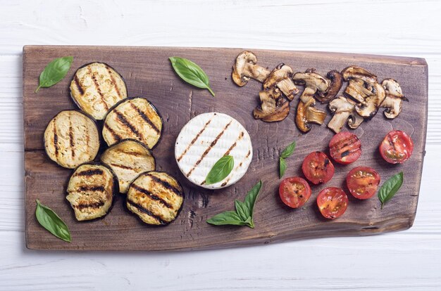 Brie o camembert a la plancha con champiñones, berenjenas y tomates