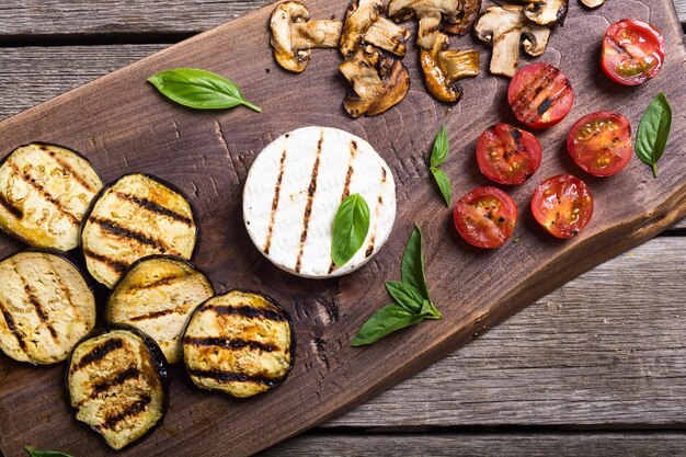 Brie o camembert a la plancha con champiñones, berenjenas y tomates