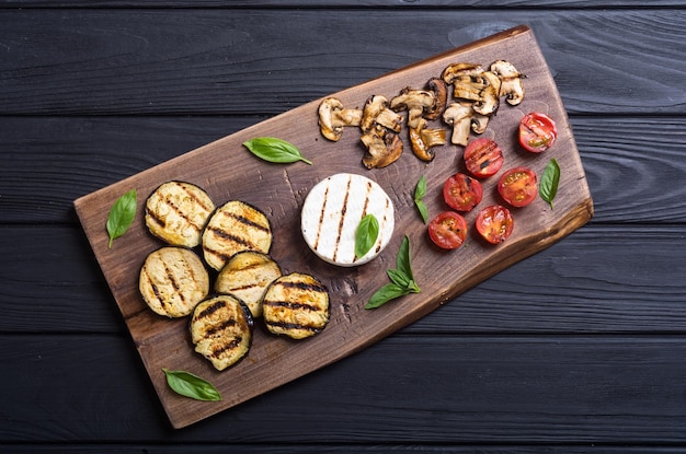 Brie o camembert a la plancha con champiñones, berenjenas y tomates