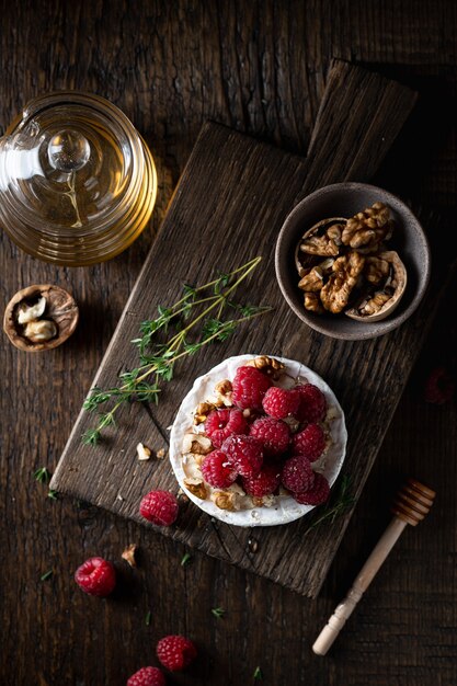 Brie oder Camembert mit Himbeeren, Honig und Walnüssen