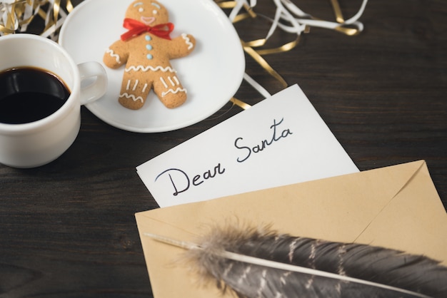 Brief für den Weihnachtsmann in einem Umschlag, Stift. Lebkuchen und Kaffee